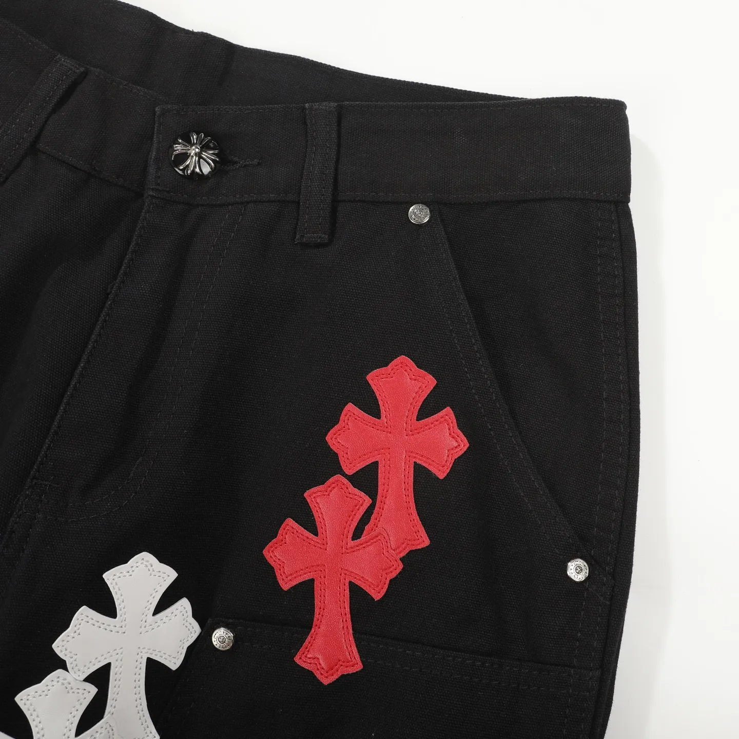 P280 Chrome Hearts Black Timber Pants Red Leather and White Leather Elements Washed Jeans Really restores the ultimate vintage texture. Three-dimensional version. Loose and comfortable, not picky about the figure. Makes you look taller and slimmer. Made by a factory. Original quality control. Same style for men and women. Can be matched with couples. Versatile recommendation. Must-have jeans for all seasons. Fashionistas have been disappointed. The quality selection of fabrics, the tailoring of details, and the matching of patterns are all impeccable! The upper body is so handsome when worn...it can be easily worn by men, women and children! The craftsmanship is made of heavy-duty washed pure cotton denim fabric. After washing, it is soft and thick and looks very stylish when worn. Color: black Size: 28 30 32 34 36